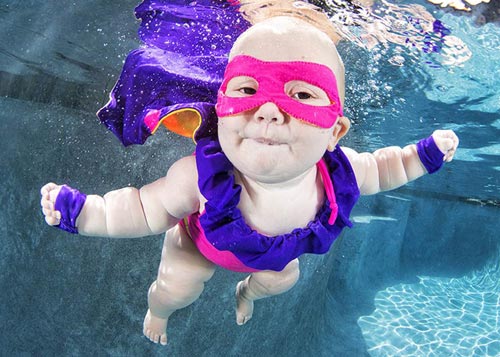 Những phản xạ tự nhiên cực đáng yêu của các bé khi tiếp xúc với làn nước.
