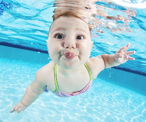 Dưới làn nước mát, em bé này có những biểu cảm cực đáng yêu.