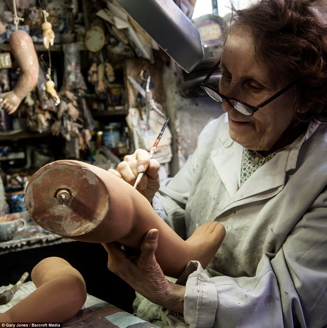 Tiếp nối truyền thống của gia đình, ông Federico Squatriti (52 tuổi) và mẹ của ông, bà Gelsomina (82 tuổi) hàng ngày vẫn làm công việc sửa chữa búp bê này.