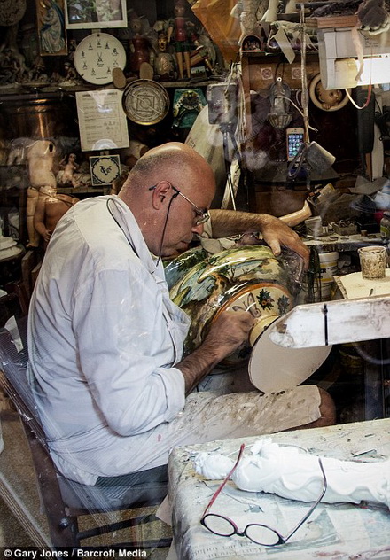 Bên cạnh búp bê, gia đình Squatriti cũng sửa những món đồ gốm khác.