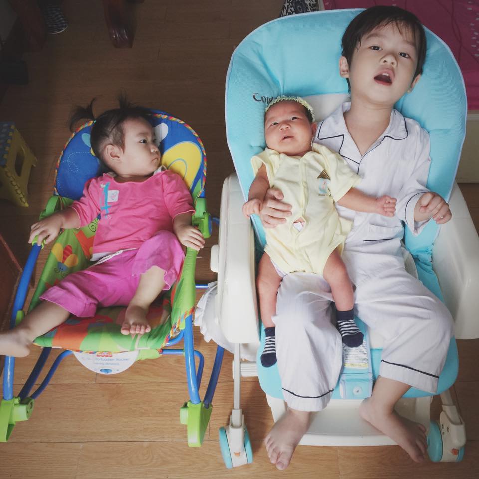 Hai con lớn nhà Lý Hải thay nhau trông em bé để bố mẹ yên tâm làm việc.
