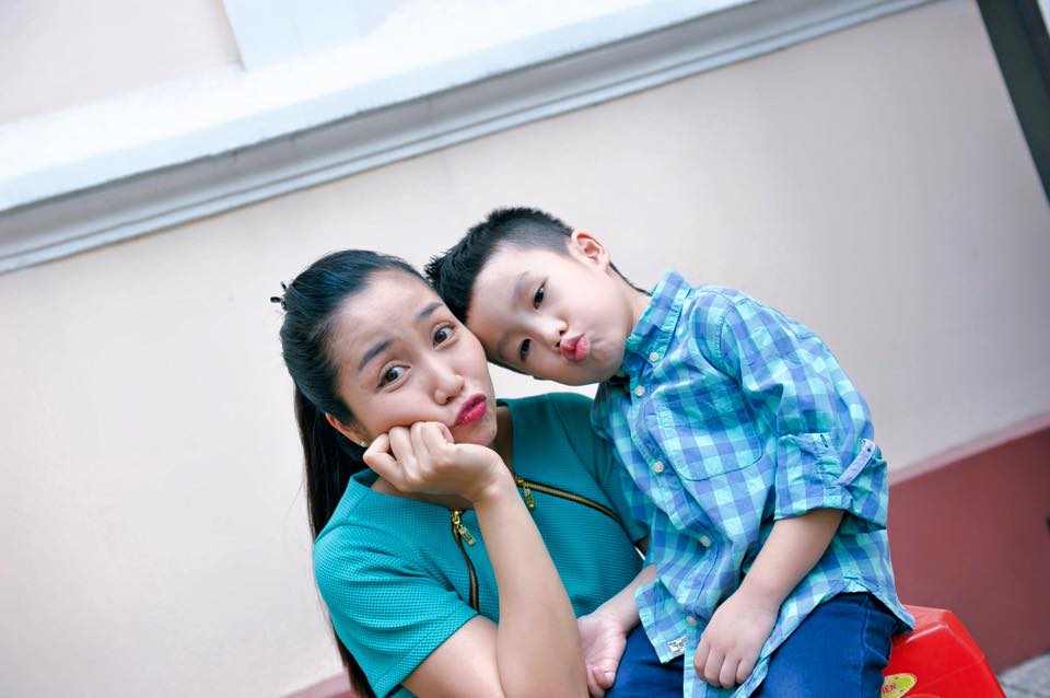 Ốc Thanh Vân và cậu con trai cả biểu cảm ngộ nghĩnh khi chụp hình.