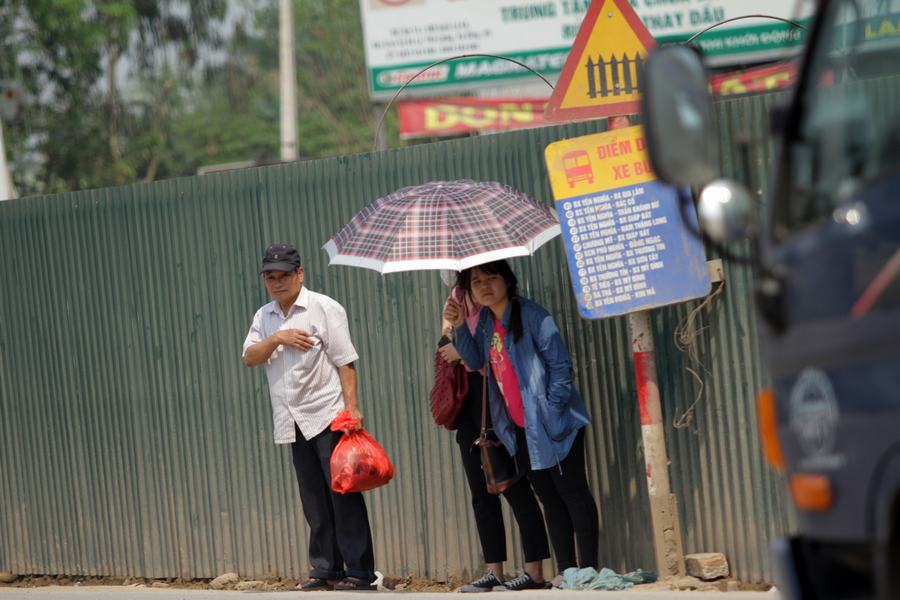 Gữa trưa là khoảng thời gian nhiệt độ tăng cao nhất cũng là lúc học sinh, sinh viên sử dụng phương tiện xe bus nhiều nhất.