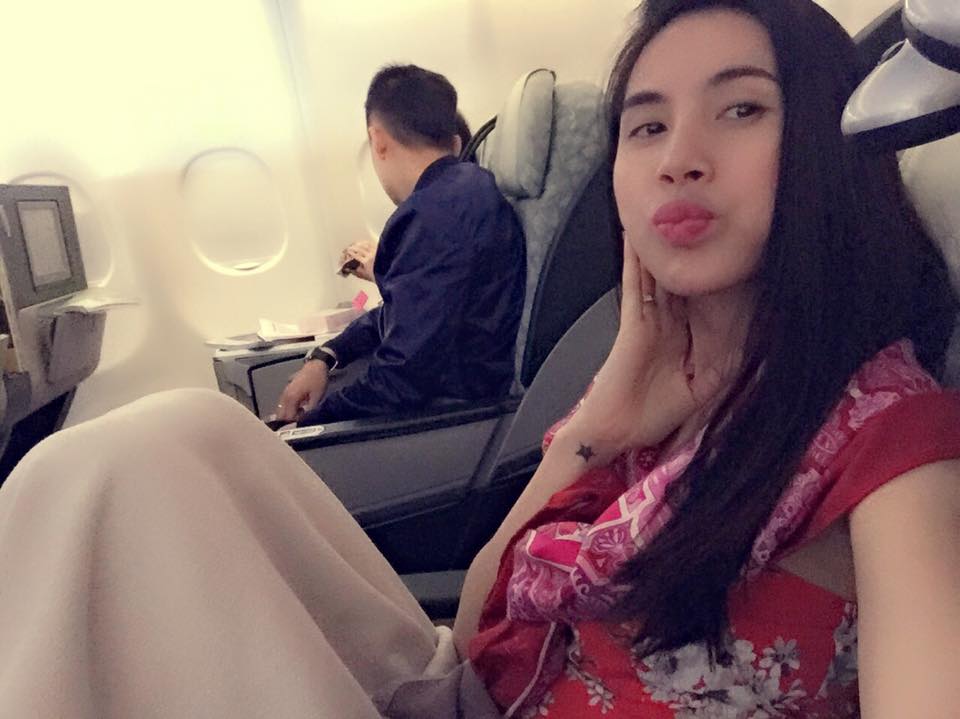 Thủy Tiên hiện đang lưu diễn ở Canada, bà mẹ một con hào hứng selfie trên máy bay: 'Người ta có cặp có đôi.. còn mình cặp đôi với cái điện thoại hohoho..'