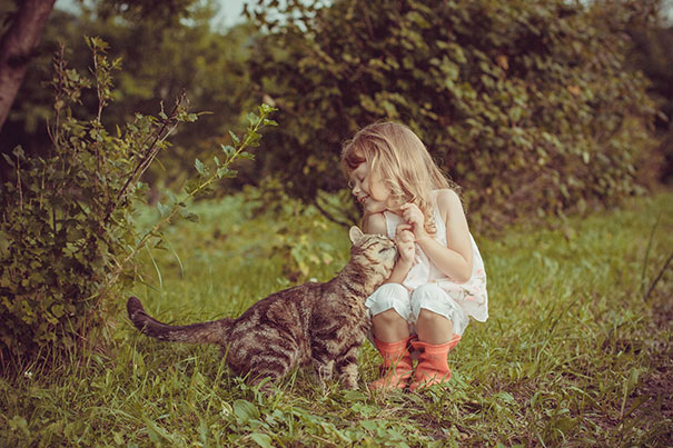 Bé yêu và mèo cùng nhau thả hồn vào thiên nhiên.