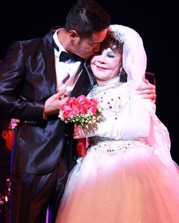 Hoàng Tập Phong không ngại trao cho bà nụ hôn ngay trên sân khấu.