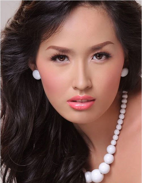 Hoa hậu Mai Phương Thúy sẽ xinh đẹp hoàn hảo nếu không có cặp lông mày tỉa tót và tạo kiểu ngắn cũn cỡn.