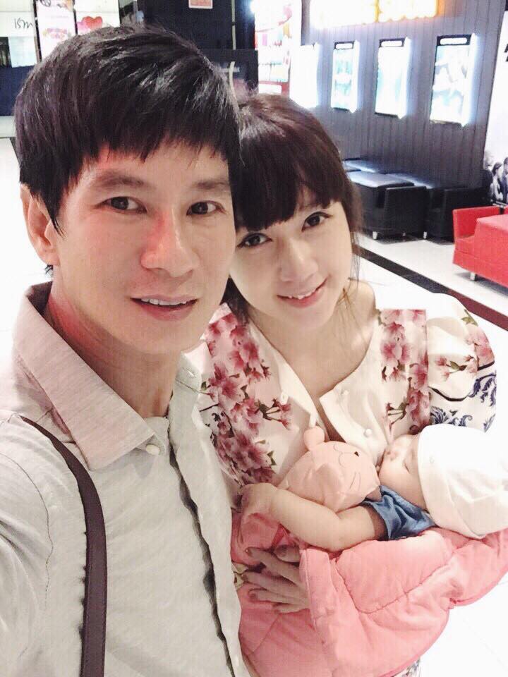 Vợ chồng Lý Hải đưa con gái út đi xem phim cùng ba mẹ: 'Sunny đi coi phim Fast