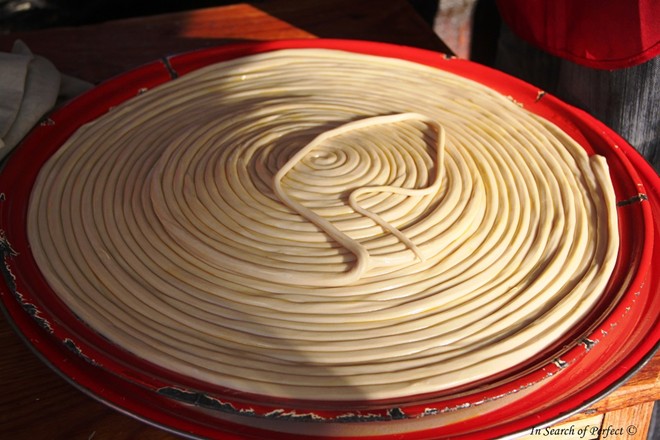 Mì một sợi Yi Gen Mian: Đây là đặc sản của huyện Nguy Sơn, tỉnh Vân Nam, trong đó cả bát mì chỉ gồm một sợi dài nhiều mét. Món này được quan niệm là sẽ đem lại may mắn, sức khỏe và tuổi thọ cho người ăn.