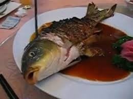 Cá sống dở chết dở: Đây là món ăn có xuất xứ ở Đài Loan và phổ biến ở một số tỉnh của Trung Quốc, trong đó con cá được rán giòn nhưng chừa lại phần đầu. Sau khi chế biến, con cá vẫn còn sống và miệng vẫn ngáp ngáp khi khách dùng bữa.