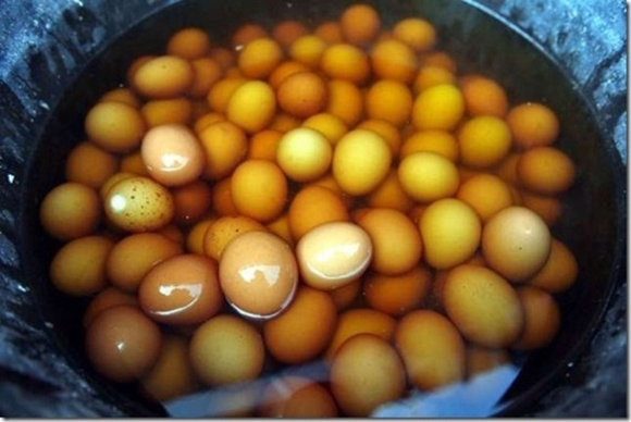 Trứng Tong zi dan: Món trứng luộc nước tiểu đồng tử Tong Zi Dan là món ăn truyền thống ở thành phố Dongyang. Đầu tiên, người ta luộc trứng nguyên vỏ trong nước tiểu, sau đó bóc ra và ngâm tiếp trong nước tiểu một ngày một đêm.