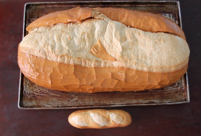 Chiếc bánh mì khổng lồ này đang gây sốt ở Sài Gòn, rất nhiều bạn trẻ thích thú đặt chiếc bánh mỗi ngày.