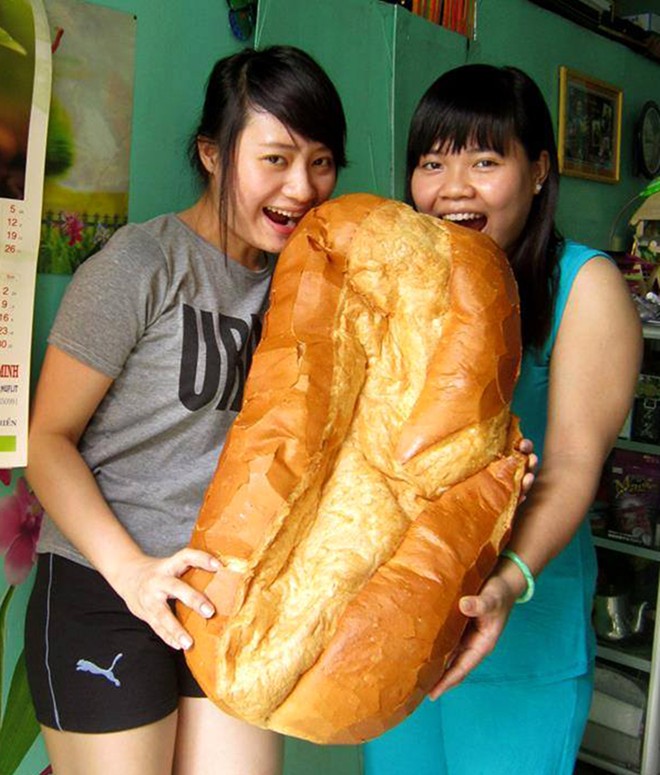Mỗi ngày có rất nhiều bạn trẻ đặt trước để mua được chiếc bánh mì khổng lồ.