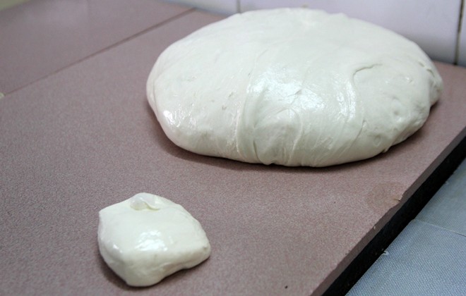 Nếu như làm một chiếc bánh mì thông thường chỉ mất 100 gram bột, thì chiếc bánh khổng lồ này phải mất khoảng 2,5 kg bột.