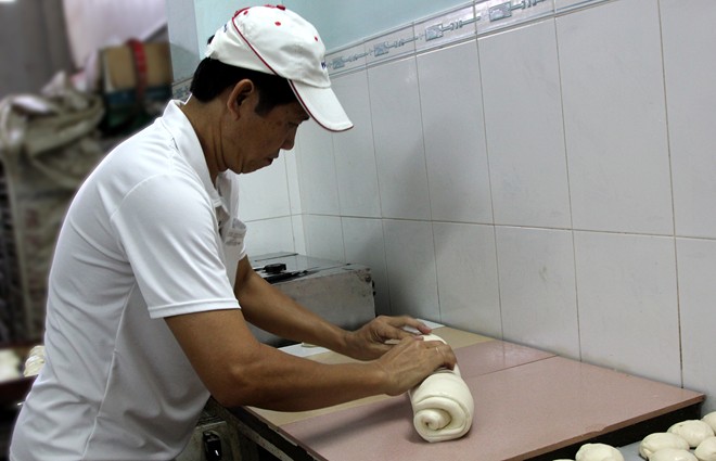 Ông Yên đã có tới 30 năm làm bánh nhưng chỉ mới 1 năm trở lại đây là ông bắt đầu thực hiện ý tưởng làm bánh mì khổng lồ.