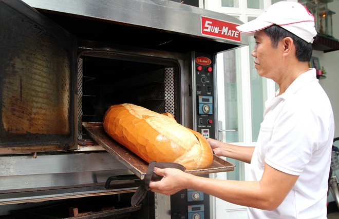 Để cho chiếc bánh vào lò, ông Yên cũng phải thiết kế một chiếc khuôn riêng.
