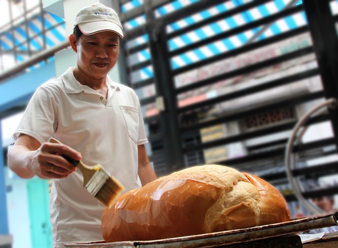 Chiếc bánh này to hơn bánh mì nhỏ gấp 30 lần và có thể dành cho 15 người ăn.