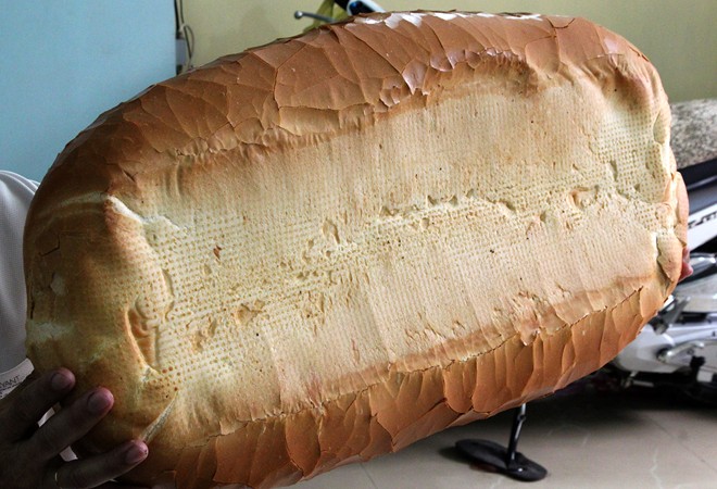 Chiếc bánh mì nặng gần 2 kg là cỡ bánh to nhất có thể cho vào chiếc lò bánh.