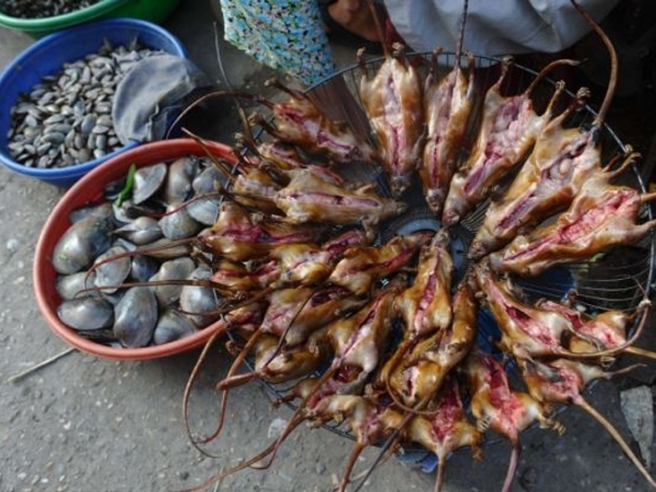 Rẻ nhất: Chuột phá hoại mùa màng ở vùng nông thôn Việt Nam nên nông dân bắt chúng, bọc trong lá chuối và bán chúng như một món ăn với mức giá siêu rẻ. Dơi hay chuột cũng là món ăn phổ biến của nhiều nước Đông Nam Á khác.