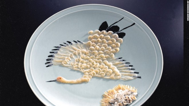 Nguy hiểm nhất: Món Fugu hay cá nóc ở Nhật Bản là món ăn lâu đời nhưng cực kỳ nguy hiểm, thậm chí có thể gây tử vong nếu không được chế biến đúng cách. Cá nóc chứa một lớn chất kịch độc trong gan và buồng trứng.