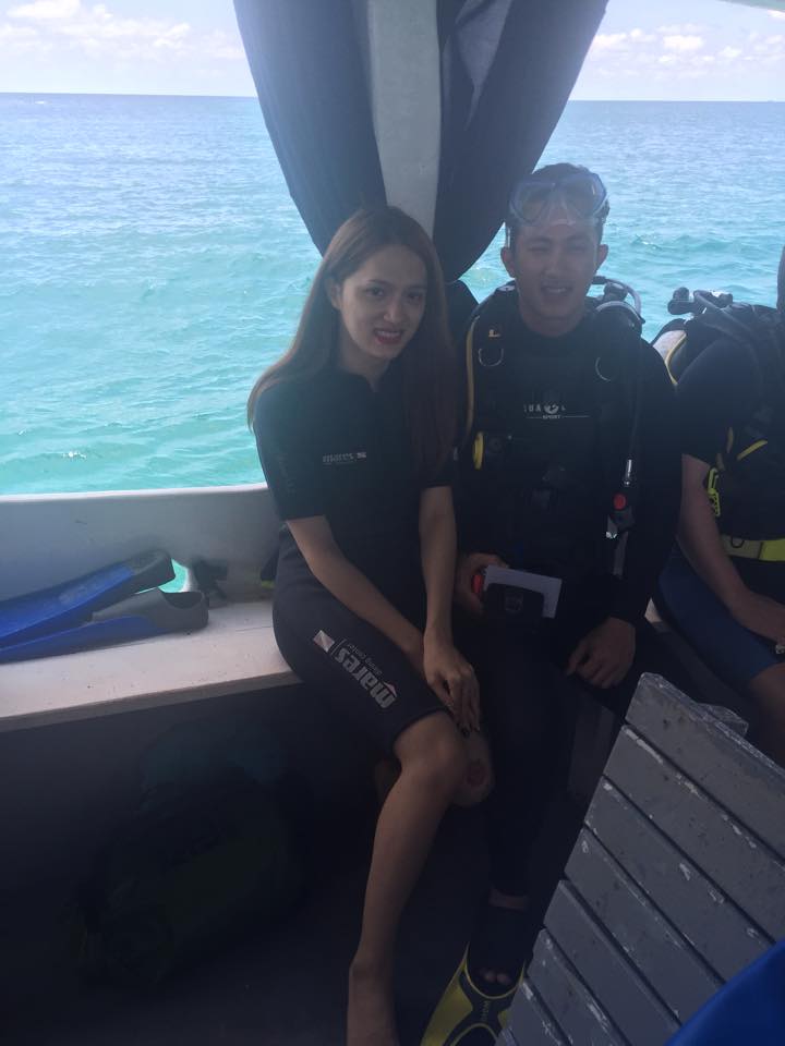 Hương Giang Idol và bạn trai Criss Lai cùng rủ nhau đi bơi và lặn biển ở Phú Quốc: 'Xuống lặn đây. Đi bộ dưới đáy đại dương thích lắm'.