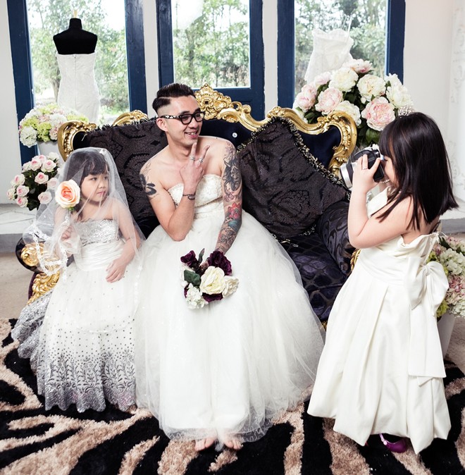 Vài ngày qua, trên mạng xã hội đồng loạt chia sẻ bộ ảnh 'Bố xăm trổ mặc váy cưới làm cô dâu' của ông bố đơn thân cùng hai cô con gái gây xúc động.