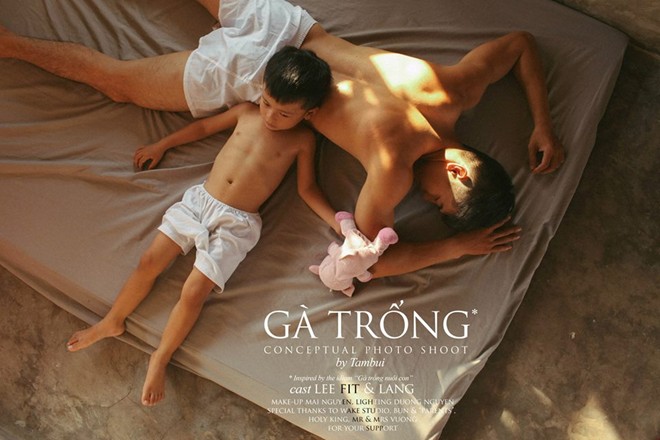 Bộ ảnh mang tên Gà trống được nhiếp ảnh gia Tâm Bùi thực hiện, lấy cảm hứng từ cuộc sống của những ông bố đơn thân và con trai trong xã hội hiện đại, đang thu hút được sự quan tâm của dư luận.