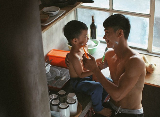 Dưới góc máy nghệ thuật, Tâm Bùi đã tái hiện những khoảnh khắc đẹp, giàu tình cảm của anh Lê Văn Tiến và bé Minh Khoa.