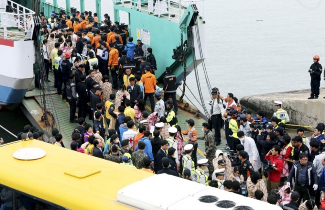 Hành khách được lực lượng giải cứu quấn chăn ấm và đưa vào một cảng biển ở Jindo, miền nam Seoul.