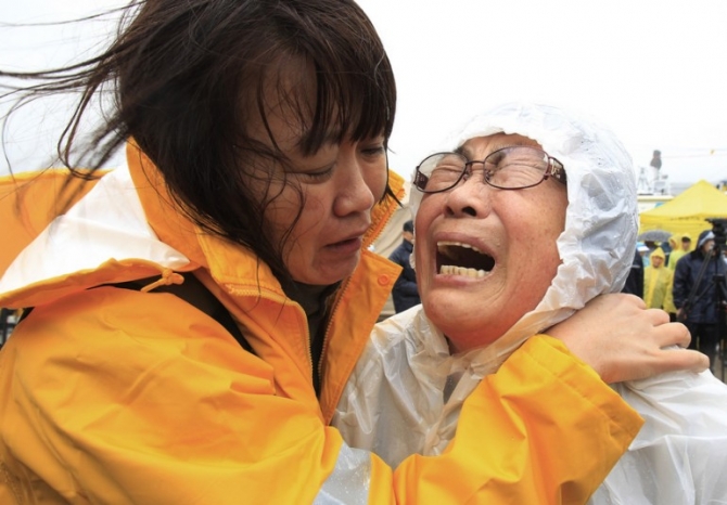 Người thân của những hành khách trên chuyến phà chìm Seoul đau khổ ngóng tin.
