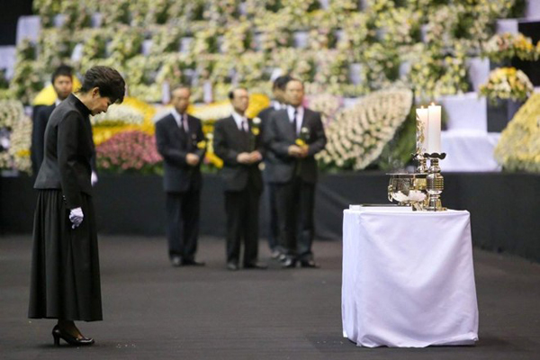 Tổng thống Hàn Quốc Park Geun Hye (phải) viếng những người thiệt mạng.