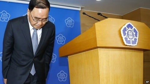 11 ngày sau thảm kịch, Thủ tướng Hàn Quốc Chung Hong Won xin từ chức và nhận trách nhiệm về cách xử lý yếu kém của chính phủ đối với vụ chìm tàu Sewol.