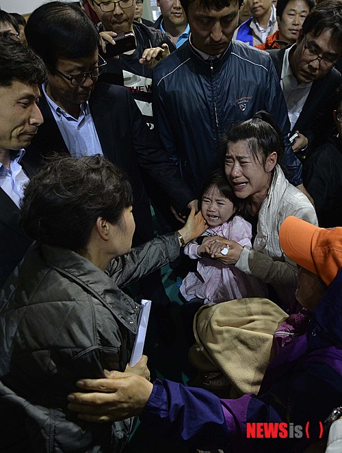 Tổng thống Park Geun Hye hỏi thăm bé Ji Yeon (5 tuổi) sau khi bé được cứu. Bé gái duy nhất trong một gia đình 4 người sống sót sau khi được bố mẹ và anh trai nhường cho chiếc áo phao duy nhất.