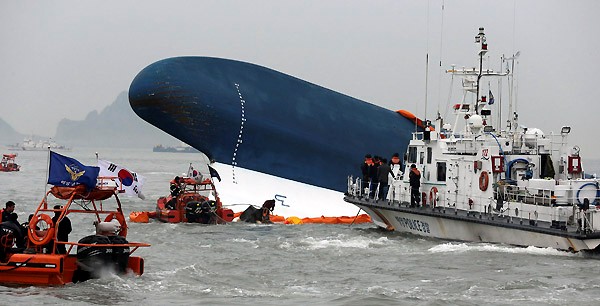 Phần đáy tàu nổi trên mặt nước. Sau vụ tai nạn, lực lượng cứu hộ dùng các phao lớn để neo mũi tàu. Thảm họa khiến 295 người chết và 9 người mất tích.