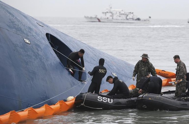 Thợ lặn tiếp cận thân tàu thông qua bánh lái ở phần mũi. Điều kiện làm việc nguy hiểm khiến ít nhất 2 thợ lặn tử nạn trong quá trình tìm thi thể nạn nhân.