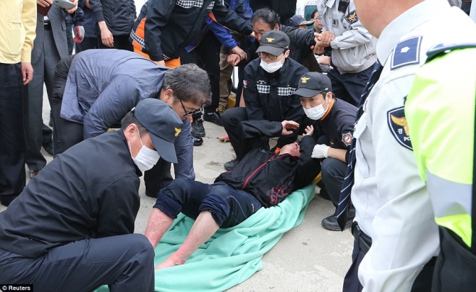 Một hành khách bị thương đang được lực lượng cảnh sát biển sơ cứu tại một cảng ở Jindo ngày 16/4/2014.