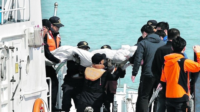 Lực lượng cứu hộ đưa thi thể lên bờ. Phần lớn người tử nạn trong thảm kịch là học sinh trường trung học Danwon.
