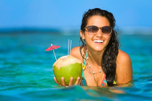 Nước dừa rất tốt cho sức khoẻ, sử dụng thường xuyên nước dừa vào mùa hè sẽ giúp cơ thể của bạn giải nhiệt. Đặc biệt với những phụ nữ mang bầu, việc uống nước dừa thường xuyên cũng giúp làm sạch nước ối trong thời kỳ mang thai.
