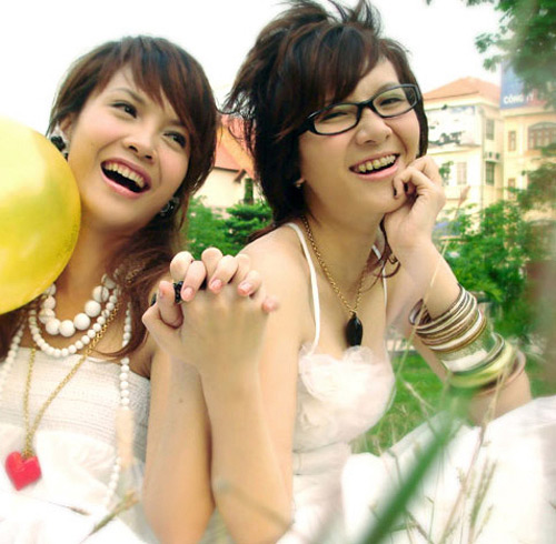 Nổi lên từ những năm 2000, cặp song ca Yến Trang, Yến Nhi đã thu hút rất nhiều sự chú ý và yêu mến của các bạn trẻ dành cho nhóm nhạc Mây Trắng.