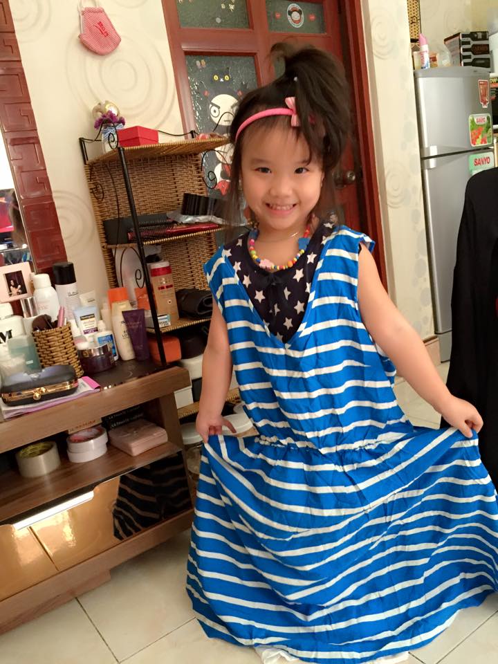 Trong chiếc váy xanh này, nhìn bé Zon phổng phao như thiếu nữ.