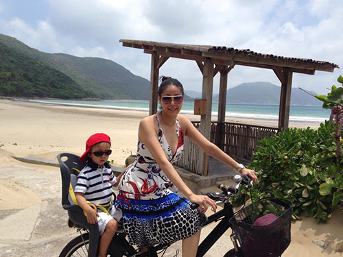 Còn đây là hình ảnh Hà Kiều Anh đạp xe chở cậu con trai đi dạo biển ở Côn Đảo.