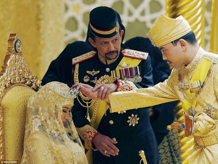 Sau khi nghi lễ đám cưới truyền thống hoàn tất, 1 bữa tiệc xa hoa sẽ được tổ chức ngay tại hội trường của cung điện với sức chứa lên tới 5.000 khách.