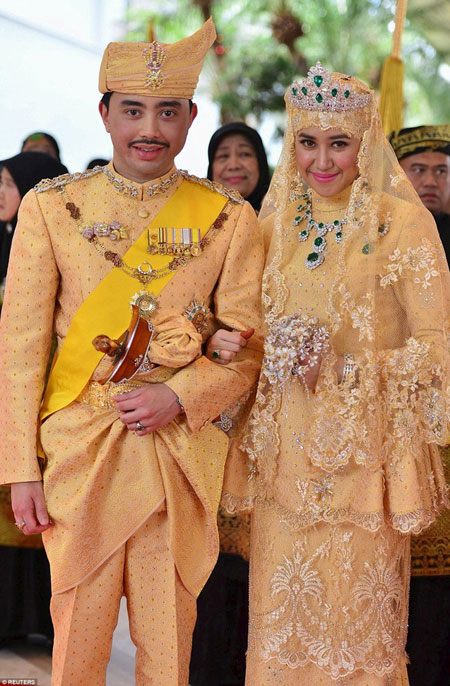 Hoàng tử Abdul Malik là con út của Quốc vương Brunei, ông Hassanal Bolkiah, 1 trong những người giàu nhất thế giới cùng Hoàng hậu Saleha và xếp hàng thứ 2 trong danh sách những người kế vị cha trong tương lai. Trong khi đó, cô dâu là nhà phân tích dữ liệu hệ thống và là giảng viên công nghệ thông tin.