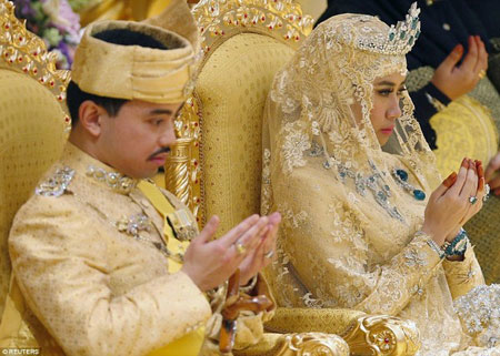Lễ cưới được tiến hành tại cung điện 1.788 phòng của Quốc vương Hassanal Bolkiah ở thủ đô Bandar Seri Begawan.
