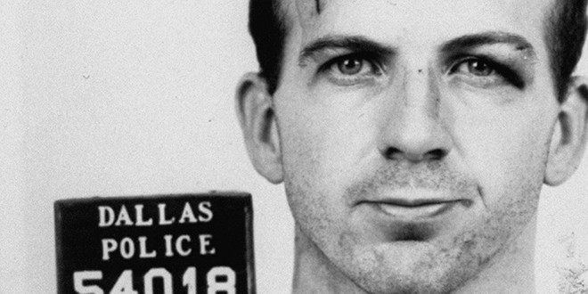 Quan tài của Lee Harvey Oswald bị vợ ông ta mang ra bán đấu giá và kiếm về 87.000 USD.