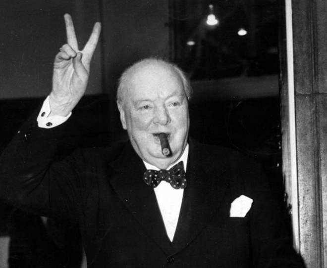 Điếu thuốc lá hút dở của Winston Churchill được đem ra bán đấu giá năm 2010 với giá 7.000 USD.