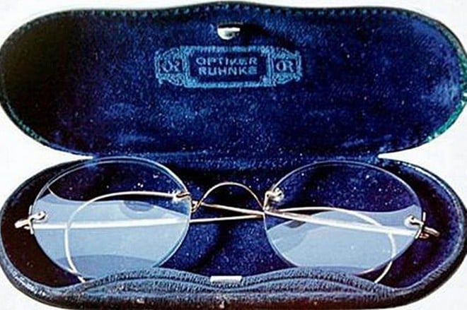 Cặp kính đọc sách của Hitler được đem bán năm 2011 với giá 7.500 USD.