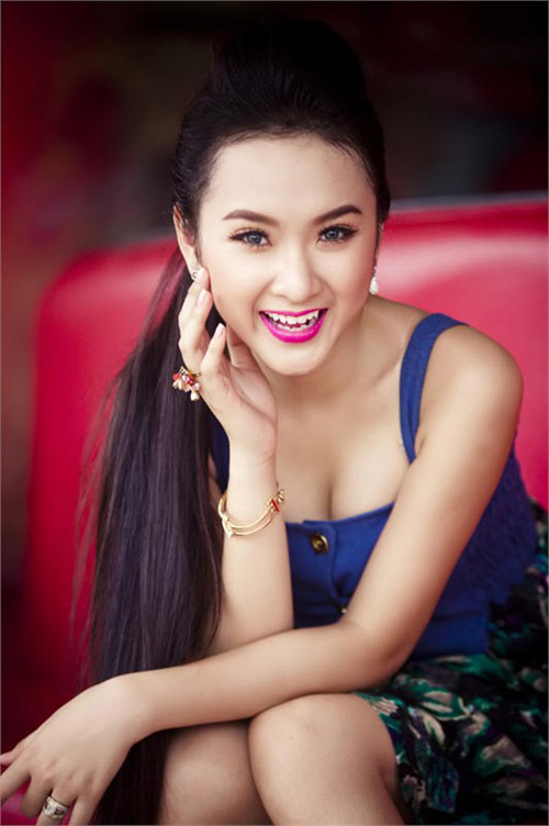 Mùa hè Angela Phương Trinh thường diện các kiểu tóc không để mái giúp khuôn mặt mát mẻ hơn.