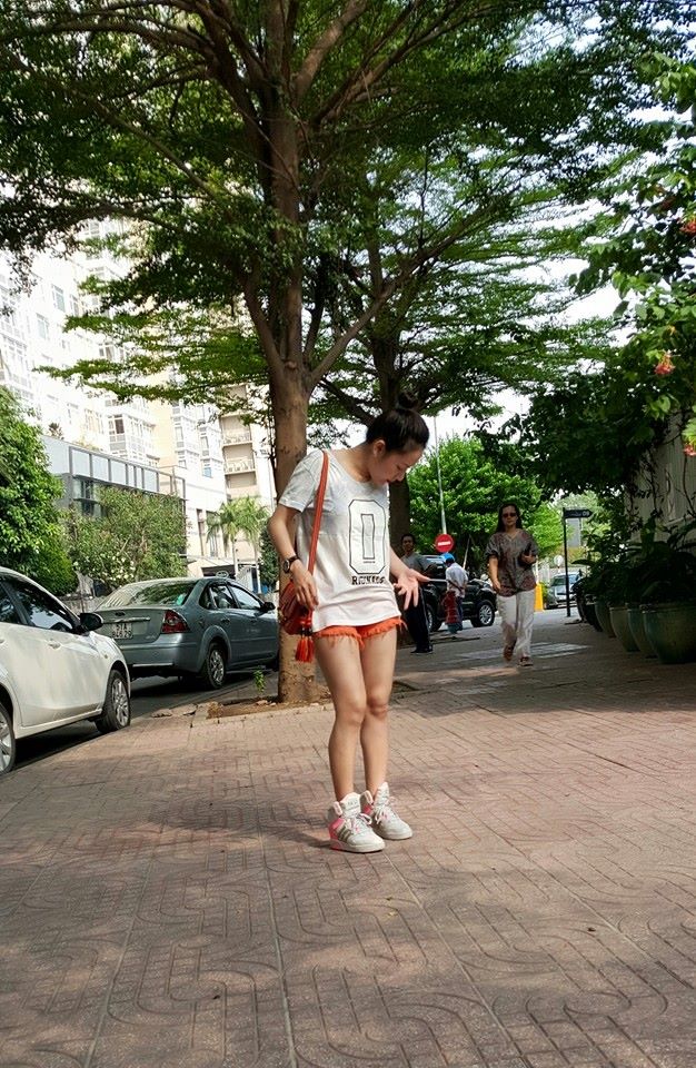 Phương Linh 'thả dáng' khoe chân trắng bóc dưới nắng hè.