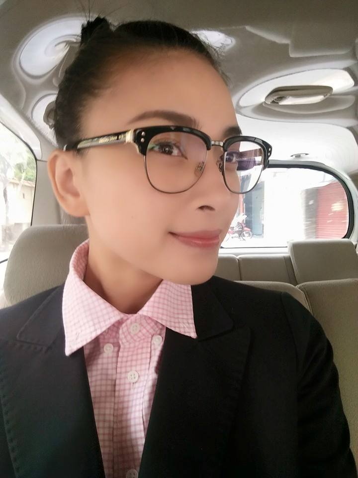 Đả nữ Ngô Thanh Vân vào vai 'thanh niên nghiêm túc' để chuẩn bị cho một cuộc họp công việc.